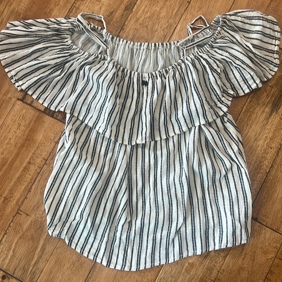 Black and white striped billabong tank top. Never worn - Picture 2 of 2